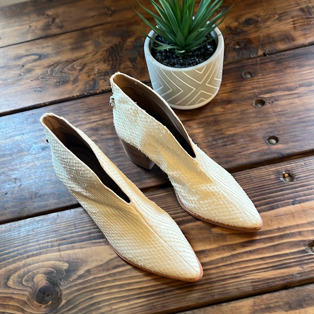 Kaanas Bellone Geniune Leather Off White Ankle Boots. Size 6. Looks new.
